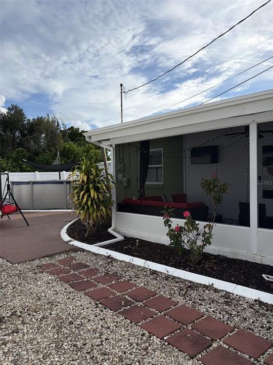 For Sale: $220,000 (1 beds, 1 baths, 588 Square Feet)