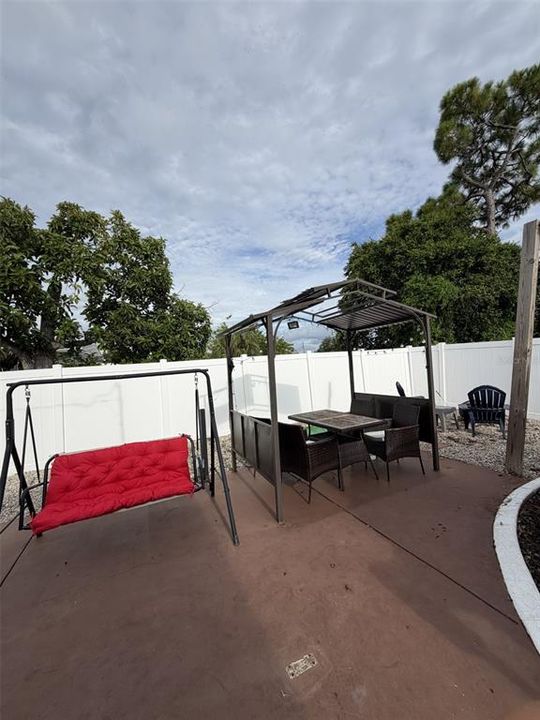 For Sale: $220,000 (1 beds, 1 baths, 588 Square Feet)