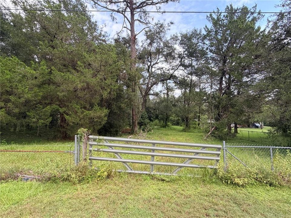 На продажу: $90,000 (0.73 acres)