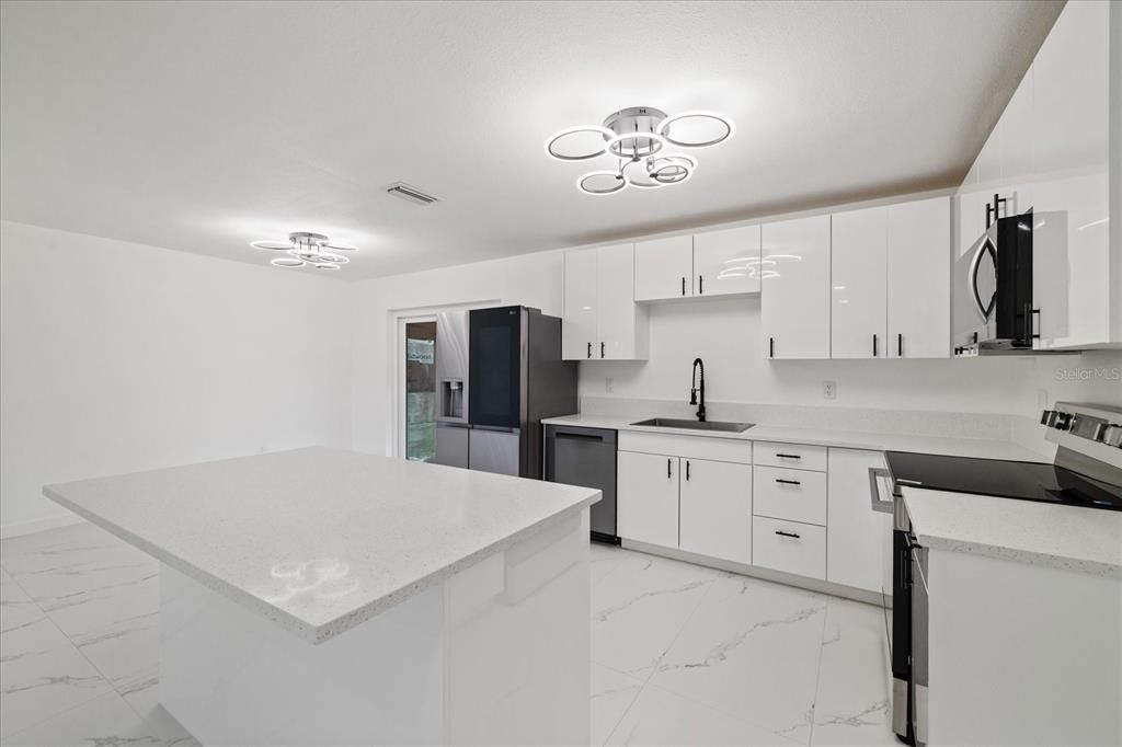 En Venta: $410,000 (4 camas, 2 baños, 1540 Pies cuadrados)