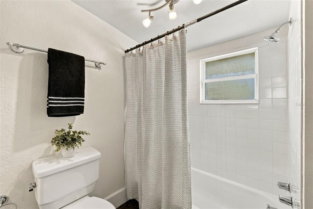 For Sale: $499,900 (2 beds, 2 baths, 1380 Square Feet)