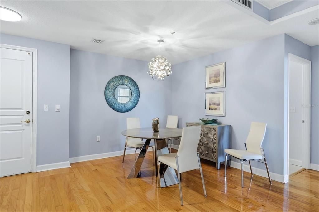 For Sale: $625,000 (2 beds, 1 baths, 990 Square Feet)