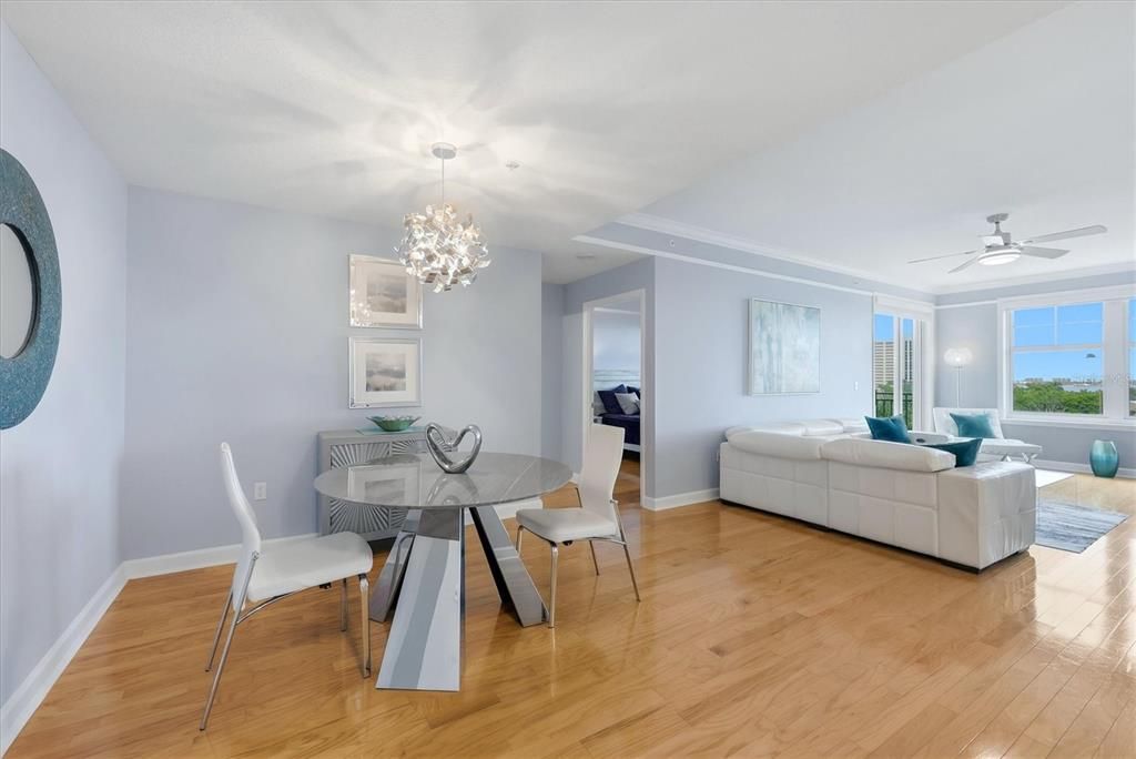 For Sale: $625,000 (2 beds, 1 baths, 990 Square Feet)