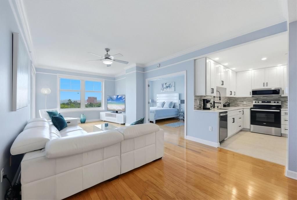 For Sale: $625,000 (2 beds, 1 baths, 990 Square Feet)