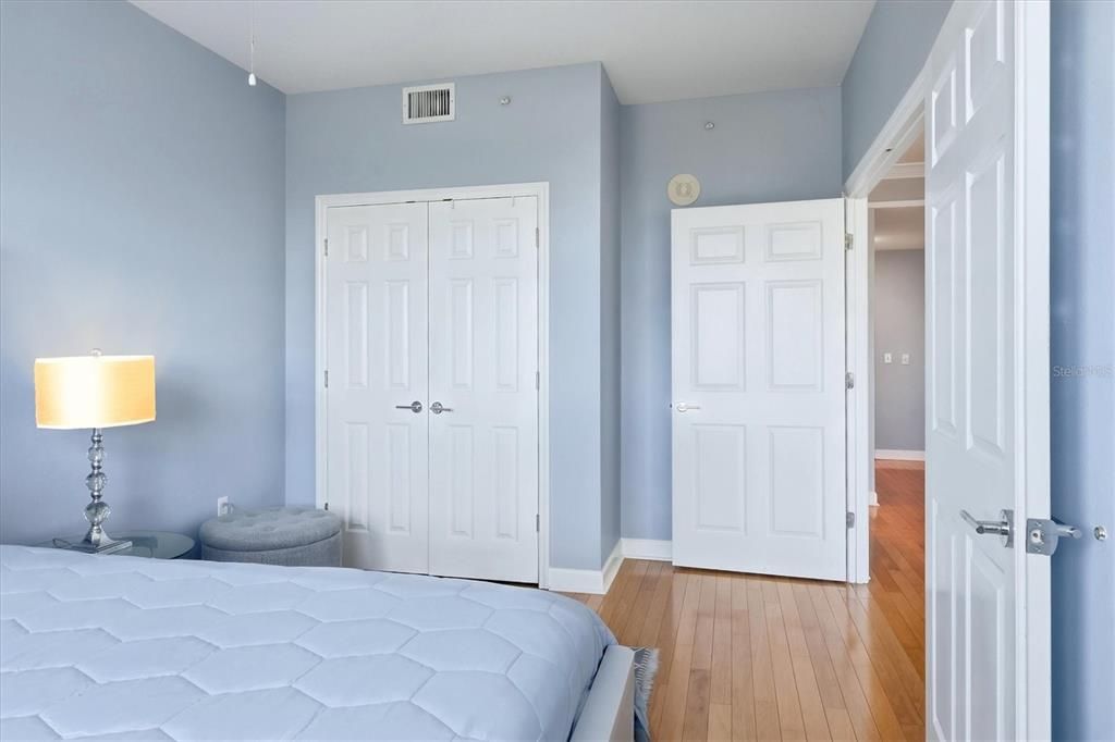 For Sale: $625,000 (2 beds, 1 baths, 990 Square Feet)
