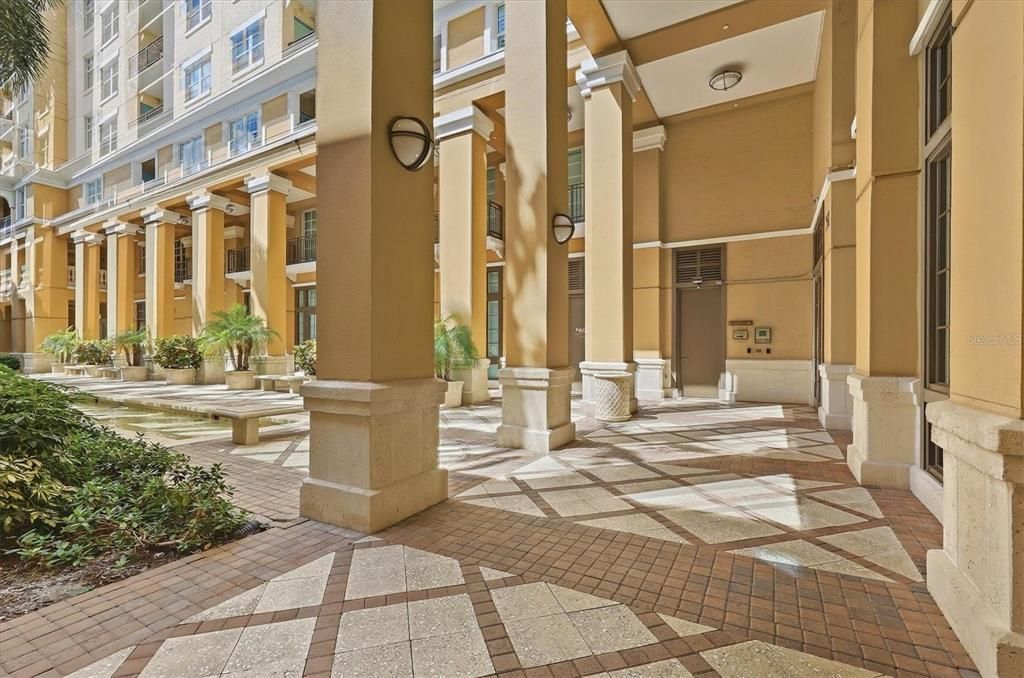 For Sale: $625,000 (2 beds, 1 baths, 990 Square Feet)