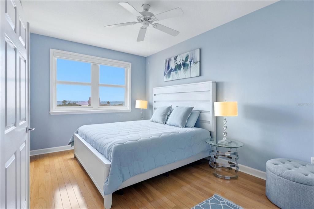 For Sale: $625,000 (2 beds, 1 baths, 990 Square Feet)