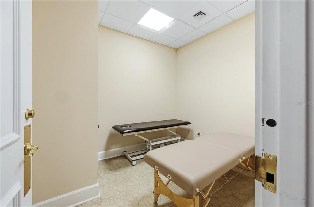 For Sale: $625,000 (2 beds, 1 baths, 990 Square Feet)