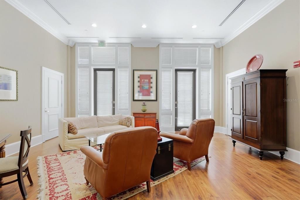 For Sale: $625,000 (2 beds, 1 baths, 990 Square Feet)