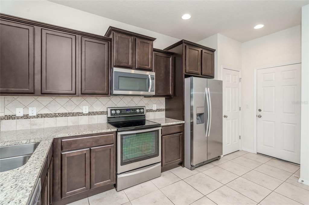 For Sale: $215,000 (2 beds, 2 baths, 1482 Square Feet)