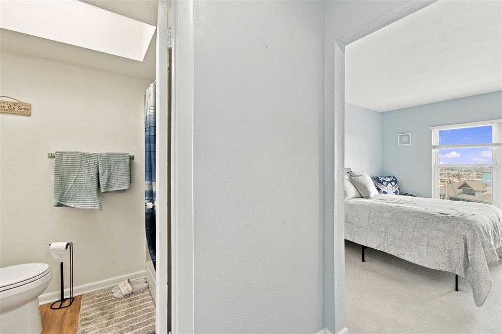 For Sale: $185,000 (2 beds, 2 baths, 959 Square Feet)