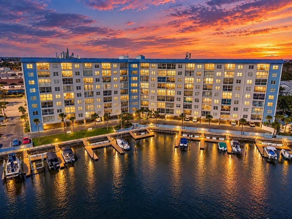 For Sale: $185,000 (2 beds, 2 baths, 959 Square Feet)