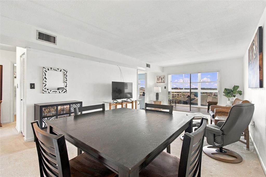 For Sale: $185,000 (2 beds, 2 baths, 959 Square Feet)