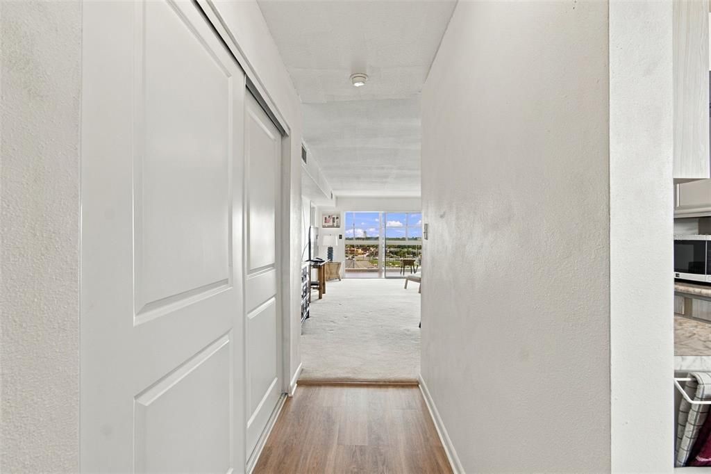 For Sale: $185,000 (2 beds, 2 baths, 959 Square Feet)