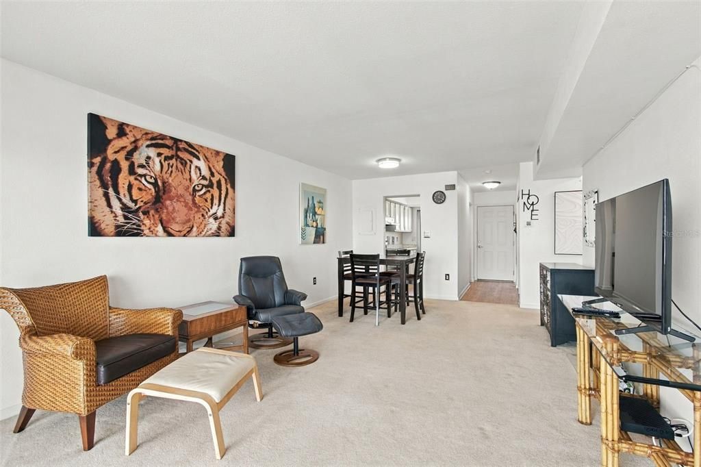 For Sale: $185,000 (2 beds, 2 baths, 959 Square Feet)