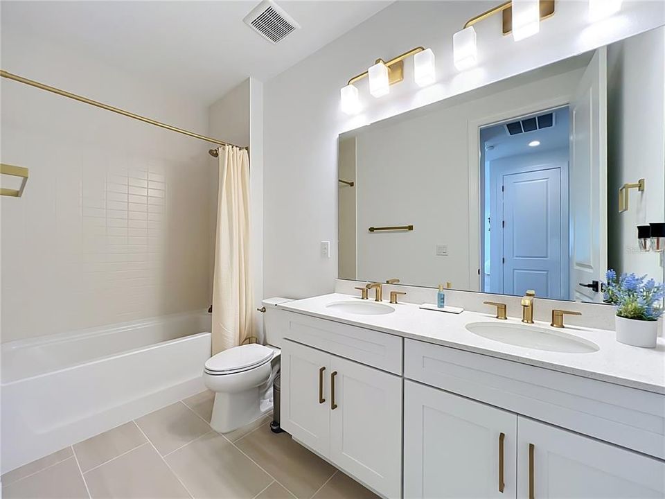 En Venta: $979,900 (5 camas, 4 baños, 3987 Pies cuadrados)