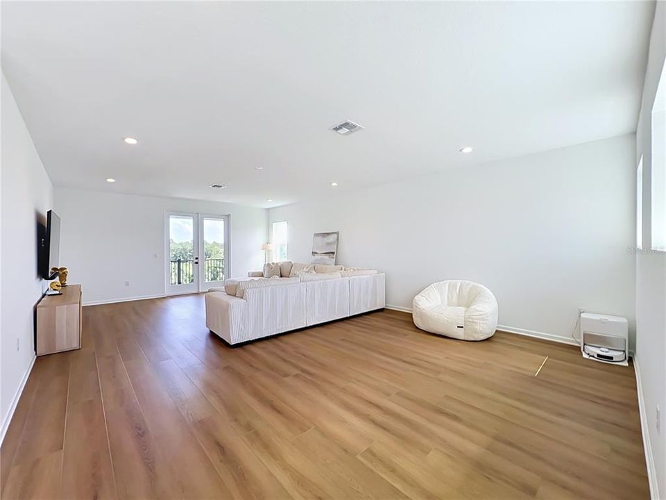 En Venta: $979,900 (5 camas, 4 baños, 3987 Pies cuadrados)