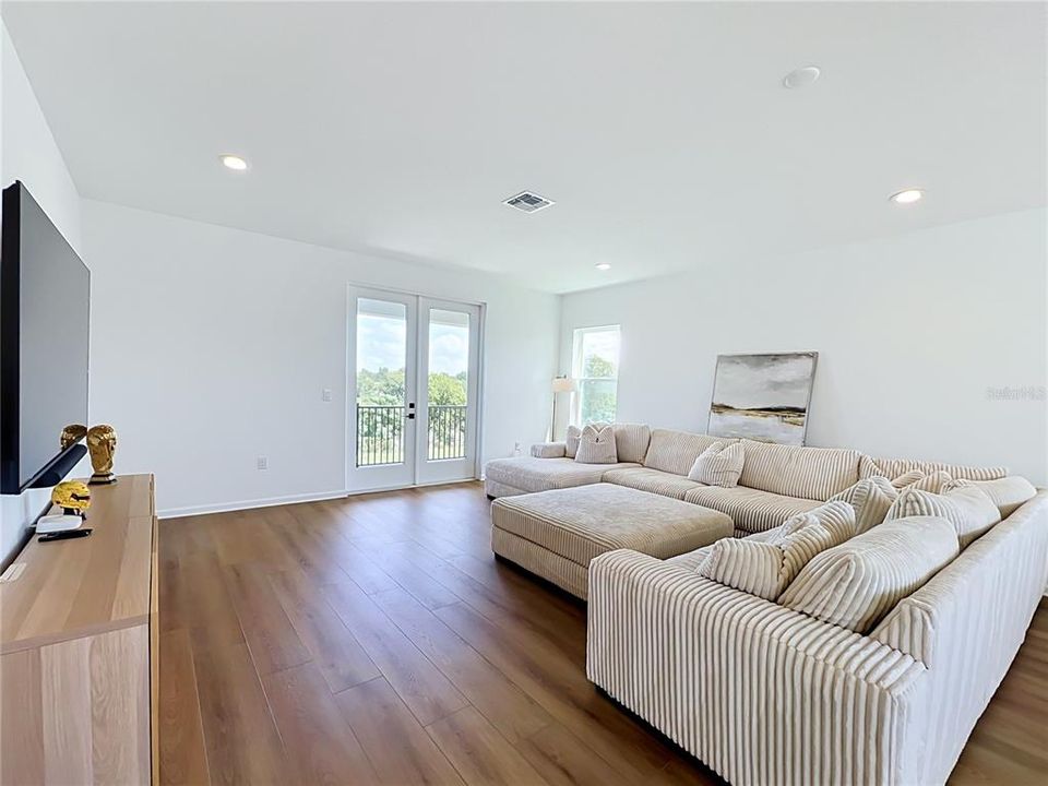 En Venta: $979,900 (5 camas, 4 baños, 3987 Pies cuadrados)