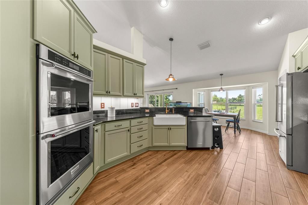 For Sale: $1,900,000 (3 beds, 2 baths, 2595 Square Feet)