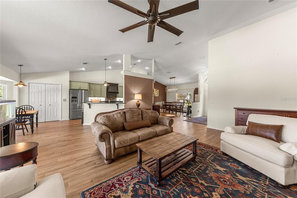 For Sale: $1,900,000 (3 beds, 2 baths, 2595 Square Feet)