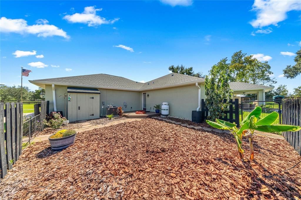 For Sale: $1,900,000 (3 beds, 2 baths, 2595 Square Feet)