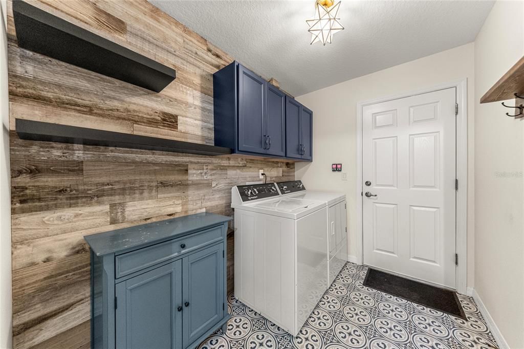 For Sale: $1,900,000 (3 beds, 2 baths, 2595 Square Feet)
