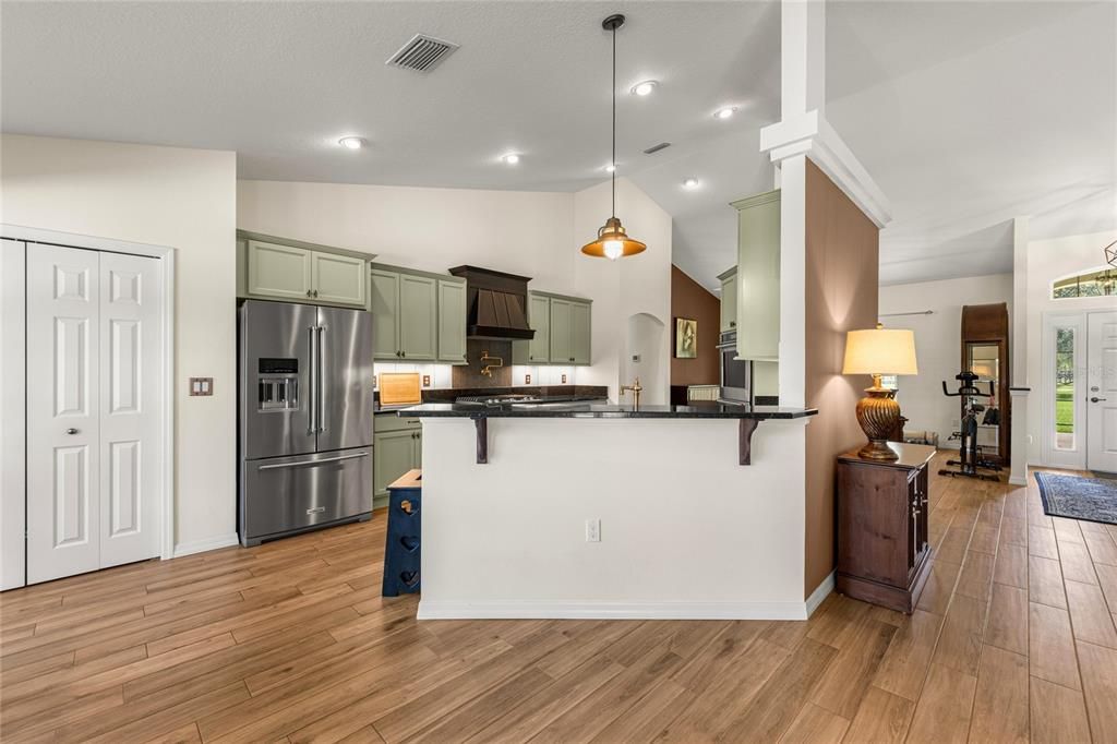 For Sale: $1,900,000 (3 beds, 2 baths, 2595 Square Feet)