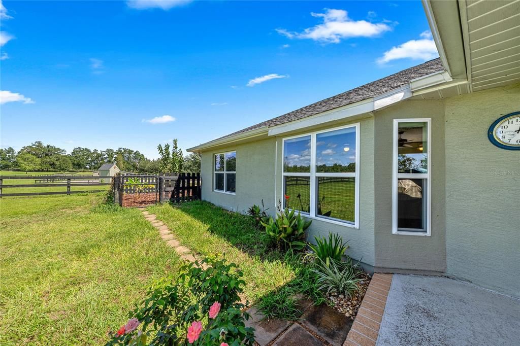 For Sale: $1,900,000 (3 beds, 2 baths, 2595 Square Feet)