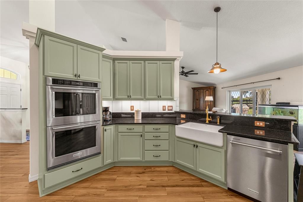 For Sale: $1,900,000 (3 beds, 2 baths, 2595 Square Feet)