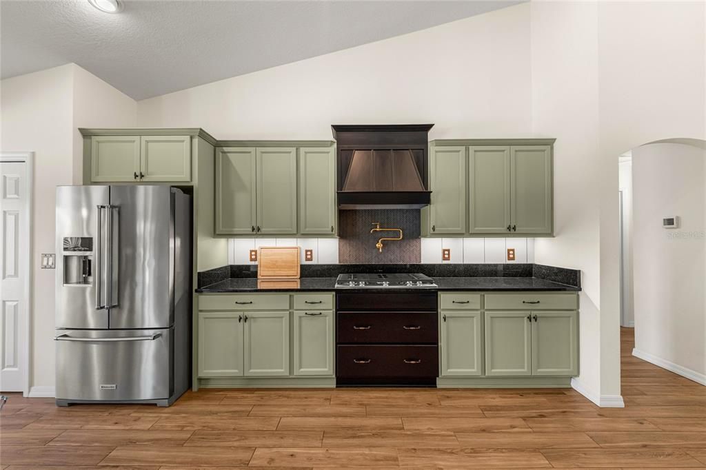 For Sale: $1,900,000 (3 beds, 2 baths, 2595 Square Feet)