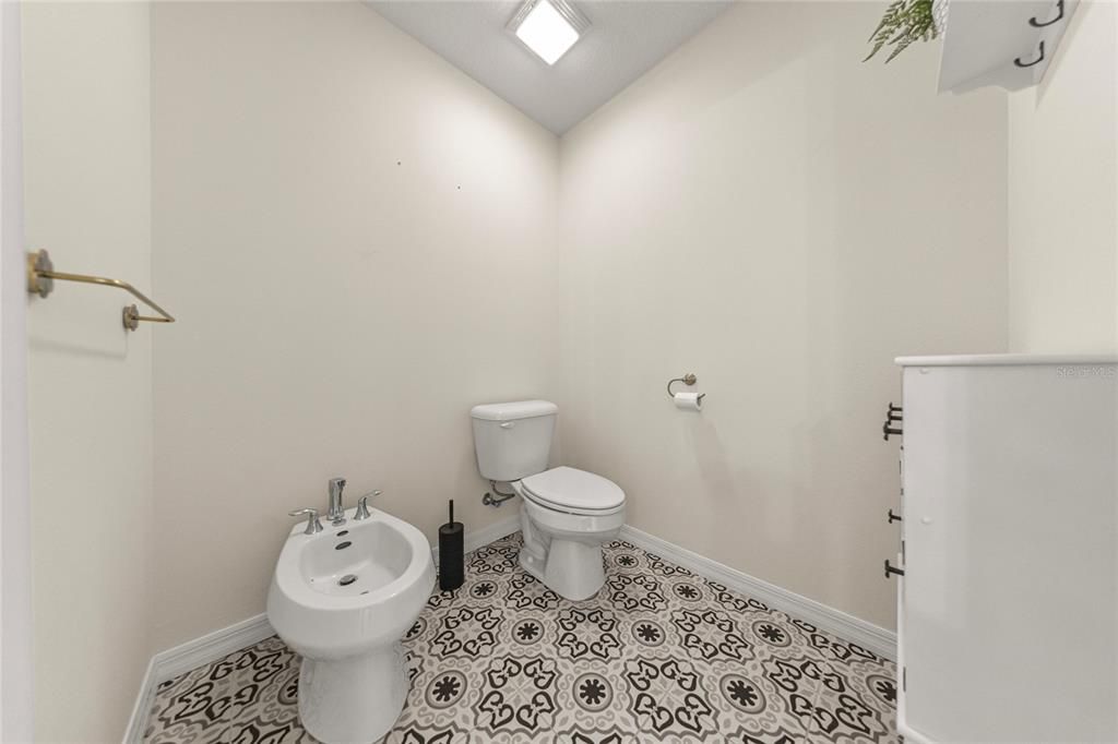 For Sale: $1,900,000 (3 beds, 2 baths, 2595 Square Feet)