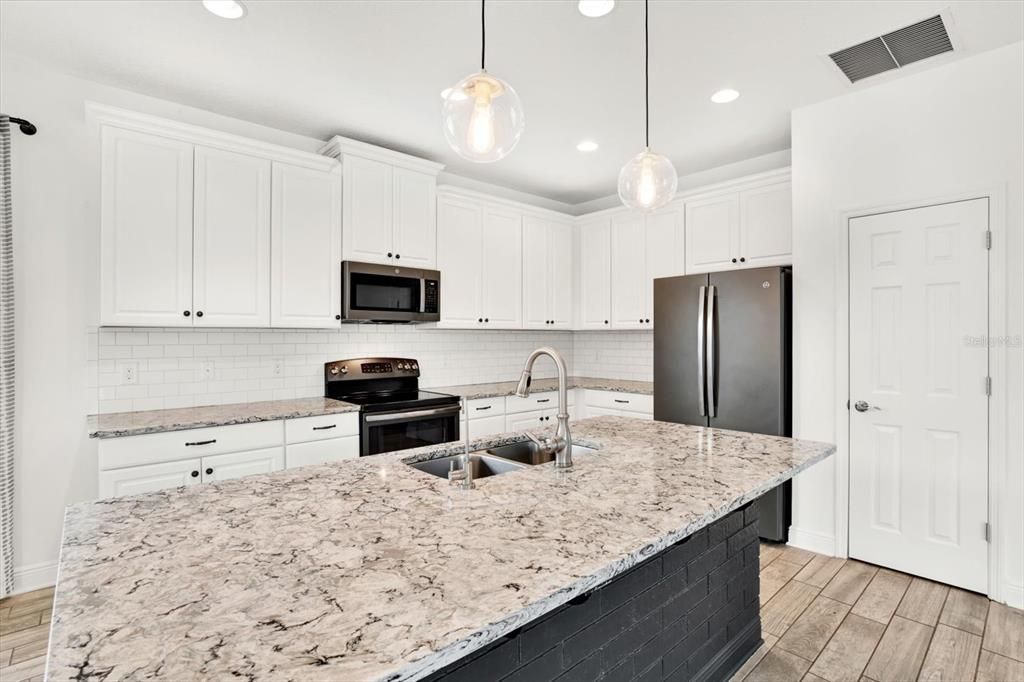 For Rent: $3,900 (4 beds, 3 baths, 2502 Square Feet)