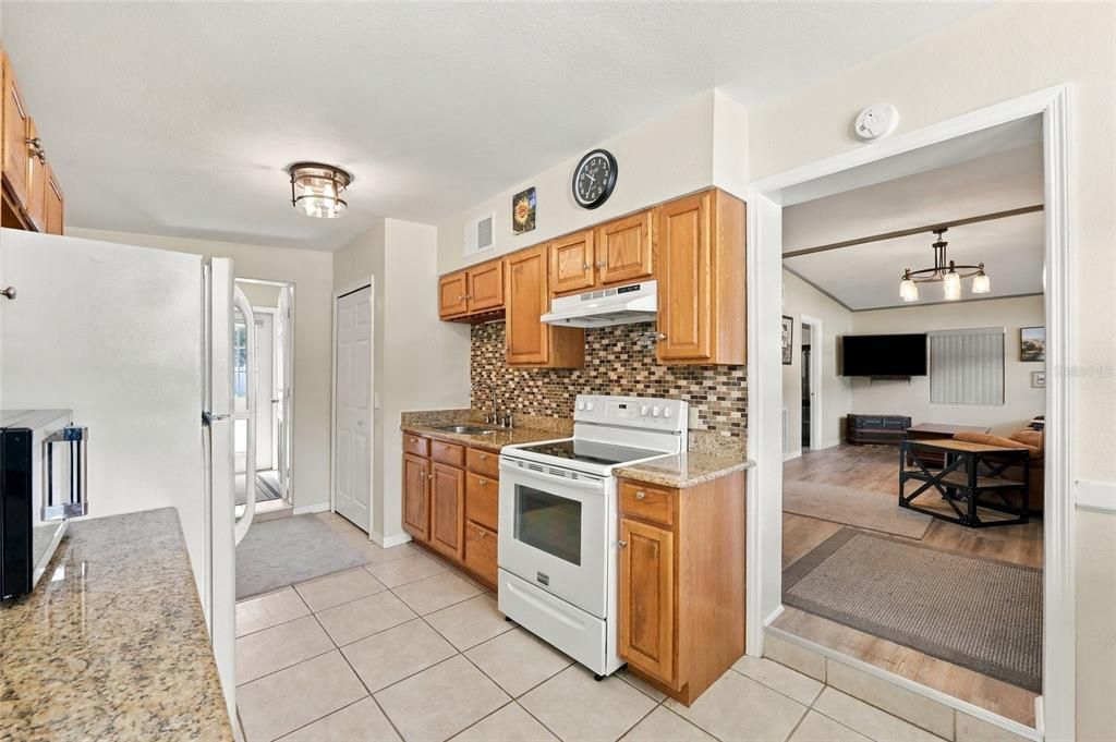 For Sale: $259,900 (2 beds, 1 baths, 972 Square Feet)