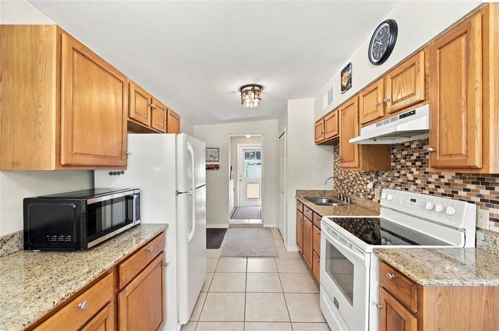 For Sale: $259,900 (2 beds, 1 baths, 972 Square Feet)