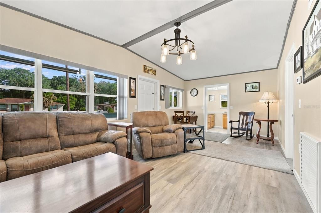 For Sale: $259,900 (2 beds, 1 baths, 972 Square Feet)