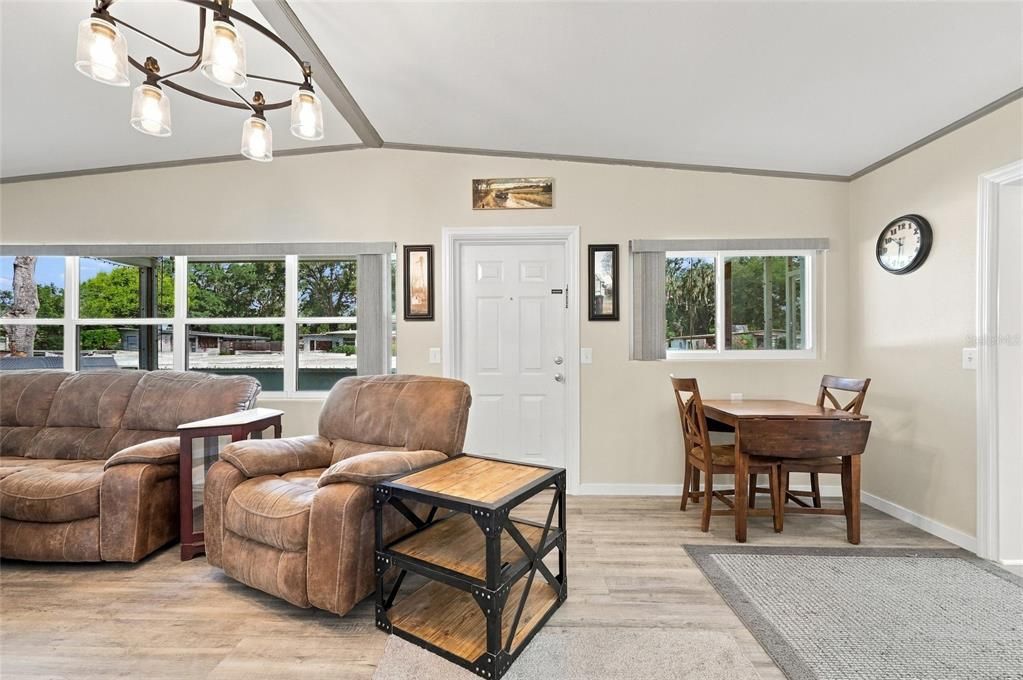 For Sale: $259,900 (2 beds, 1 baths, 972 Square Feet)