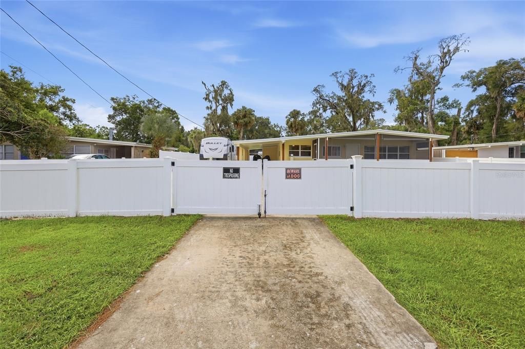 For Sale: $259,900 (2 beds, 1 baths, 972 Square Feet)