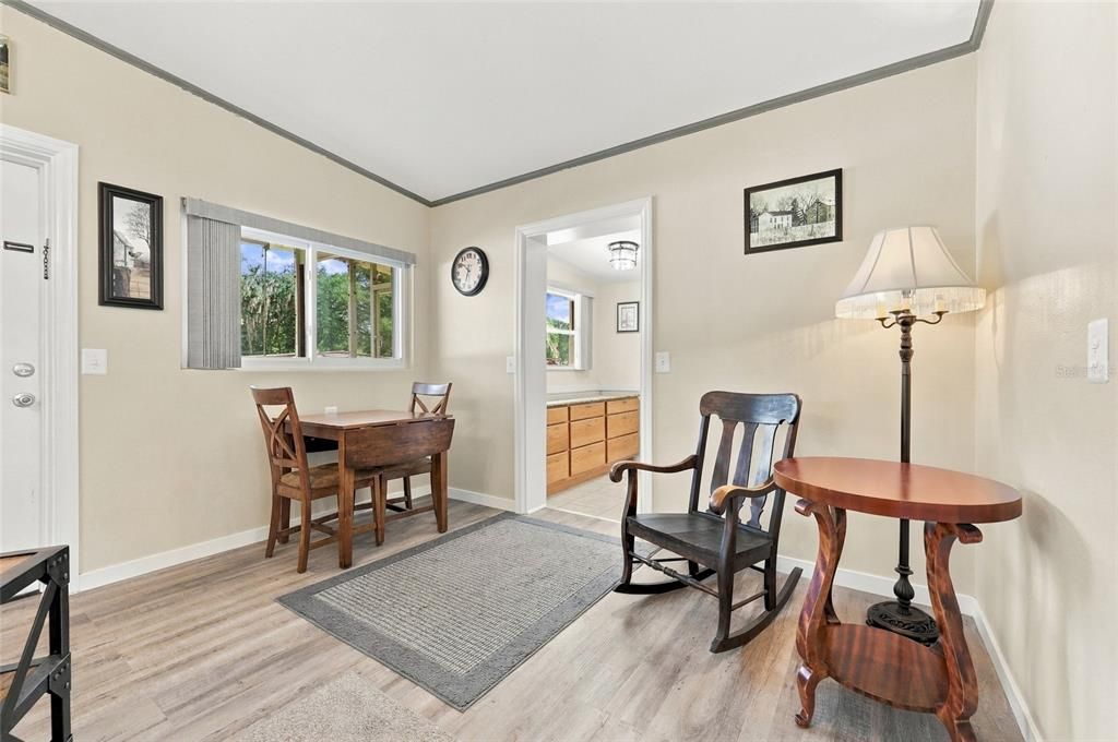For Sale: $259,900 (2 beds, 1 baths, 972 Square Feet)