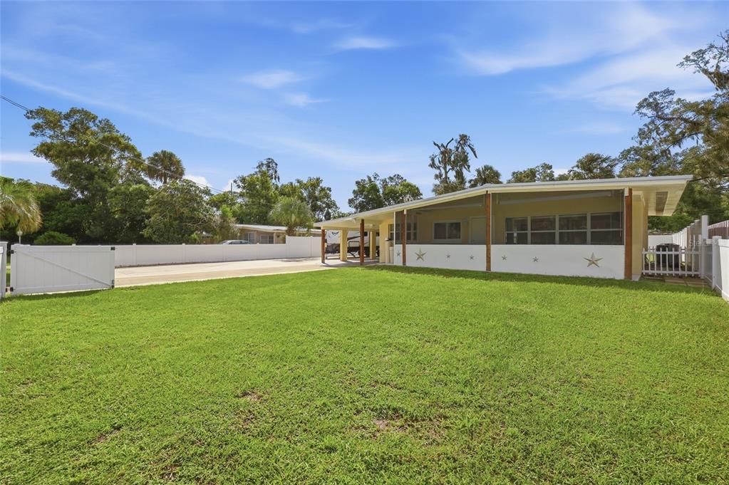 For Sale: $259,900 (2 beds, 1 baths, 972 Square Feet)