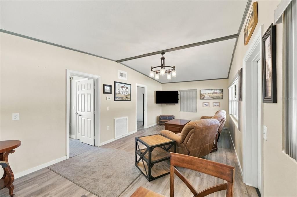 For Sale: $259,900 (2 beds, 1 baths, 972 Square Feet)