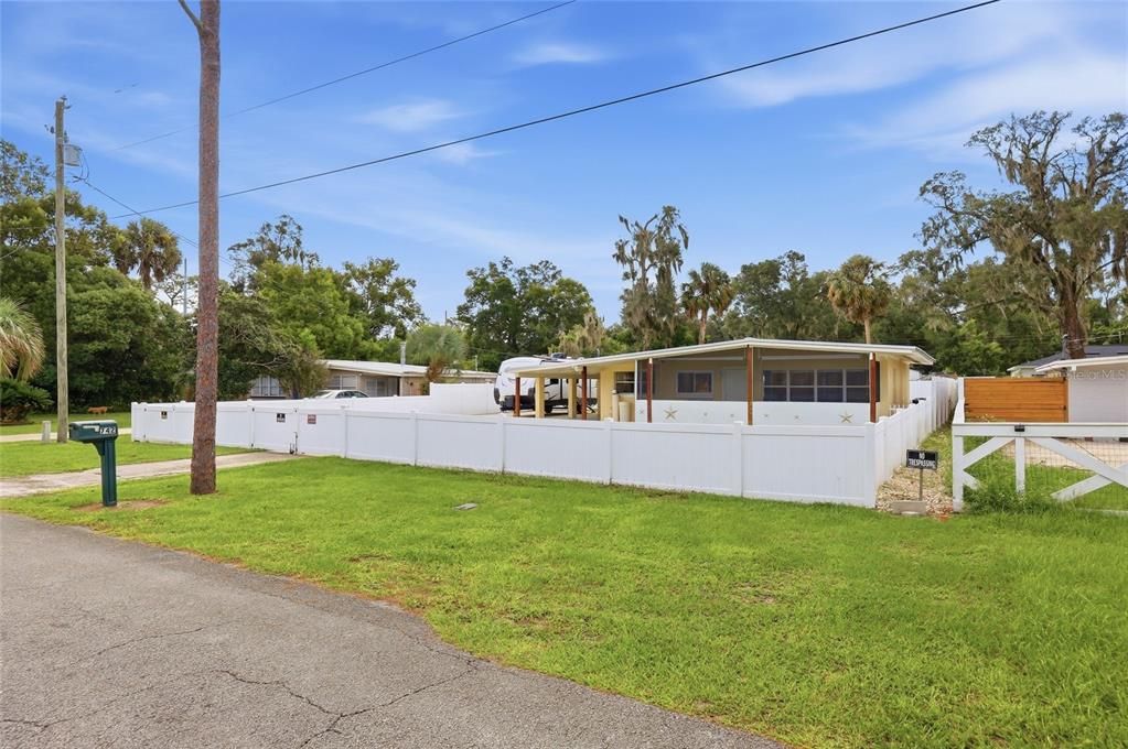 For Sale: $259,900 (2 beds, 1 baths, 972 Square Feet)