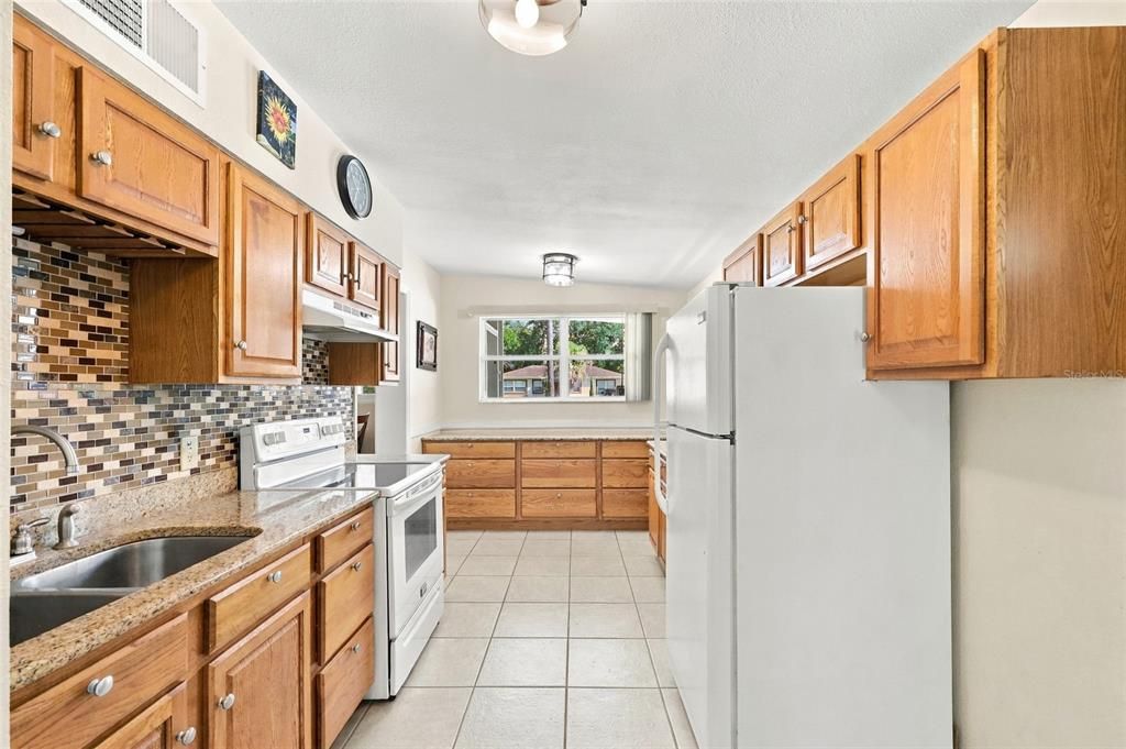 For Sale: $259,900 (2 beds, 1 baths, 972 Square Feet)