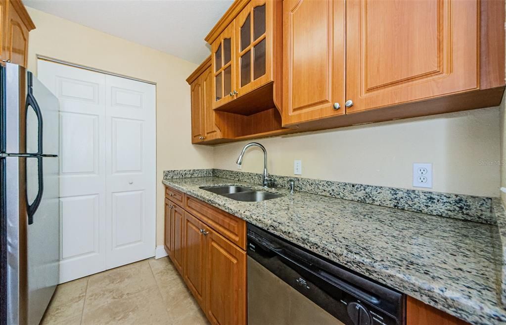 For Rent: $1,425 (1 beds, 1 baths, 705 Square Feet)