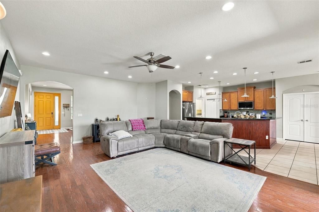 En Venta: $475,000 (4 camas, 3 baños, 2640 Pies cuadrados)