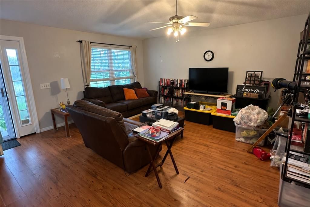 For Sale: $354,900 (3 beds, 2 baths, 1400 Square Feet)