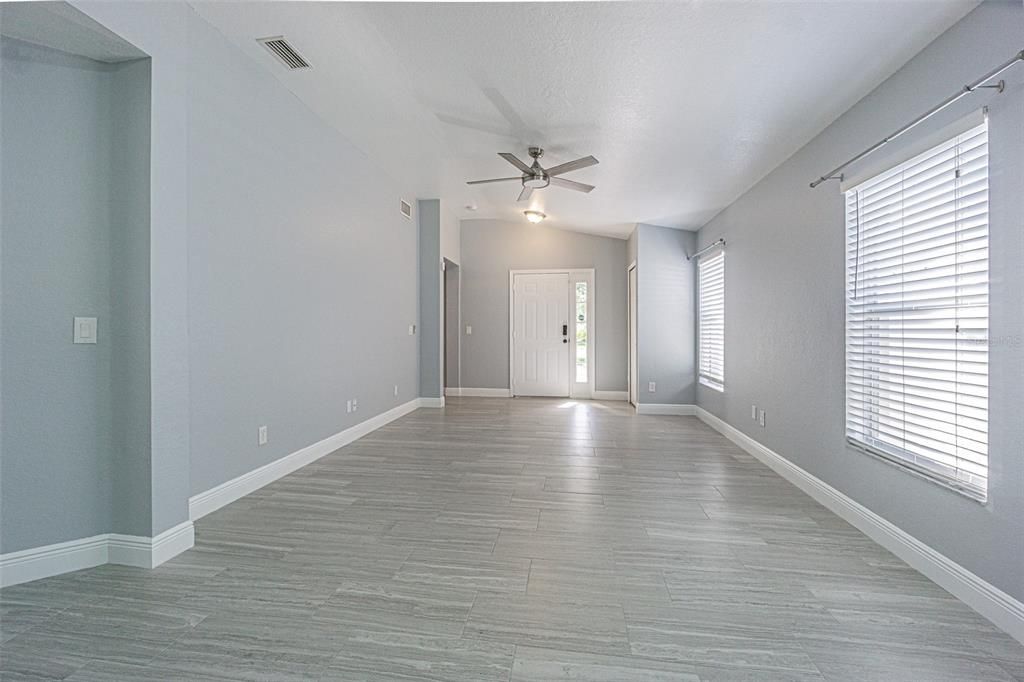 For Sale: $324,900 (4 beds, 2 baths, 1676 Square Feet)
