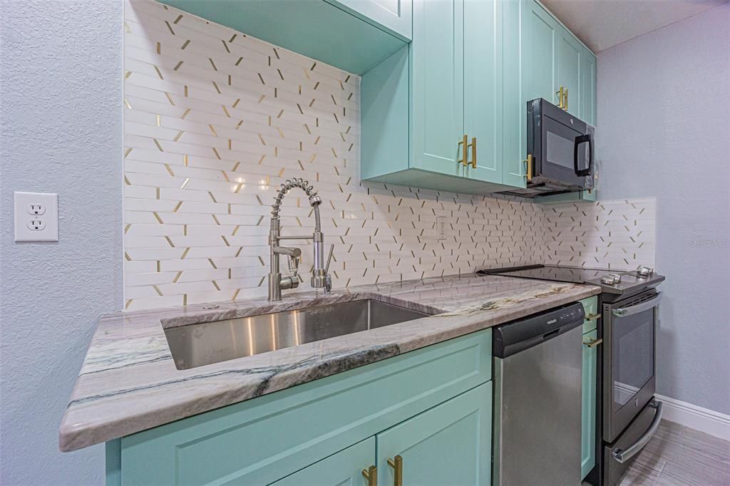 For Sale: $324,900 (4 beds, 2 baths, 1676 Square Feet)