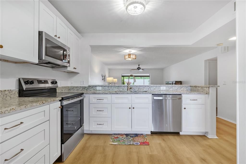 На продажу: $299,000 (2 спален, 2 ванн, 1408 Квадратных фут)