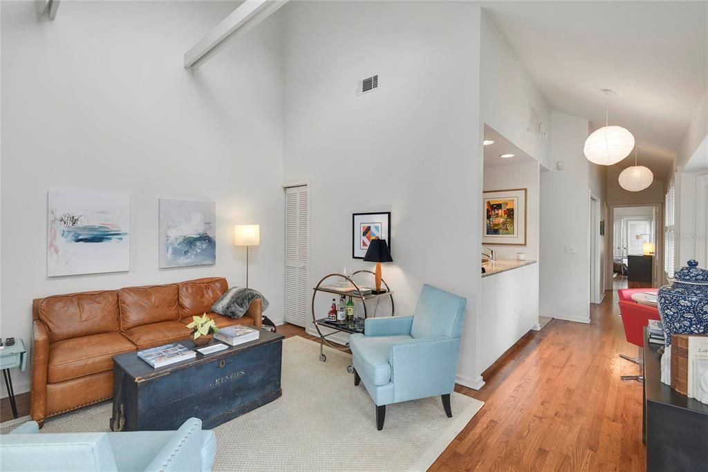 En Venta: $359,000 (2 camas, 1 baños, 830 Pies cuadrados)