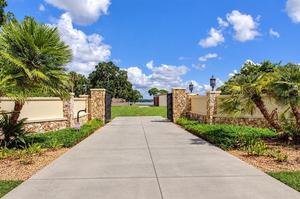 待售: $3,200,000 (11.22 acres)